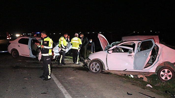 Kaza, akşam saatlerinde Şanlıurfa- Akçakale yolu üzerindeki Uğurlu Mahallesi yakınlarında meydana geldi. Sürücüleri henüz bilinmeyen 34 SY 4531 plakalı otomobil ile 35 AİD 226 plakalı otomobil kafa kafaya çarpıştı.