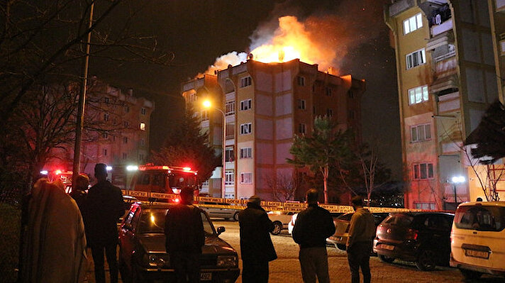 Olay 23.30 sıralarında İzmit Ayazma Mahallesi Gazi Emir Sokak ile Dila Sokak kesişiminde bulunan 7 katlı apartmanda meydana geldi. 
