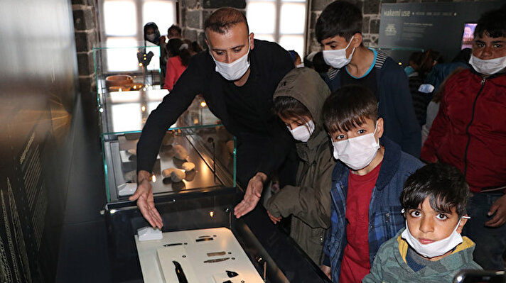 Diyarbakır'da yaşayan ve küçük yaşlarda ailesinin geçimine yardımcı olmak için kentin tarihi mekanlarında turistlere simit satan Sadık Yasin, zamanla tarihe ve arkeolojiye merak sardı.