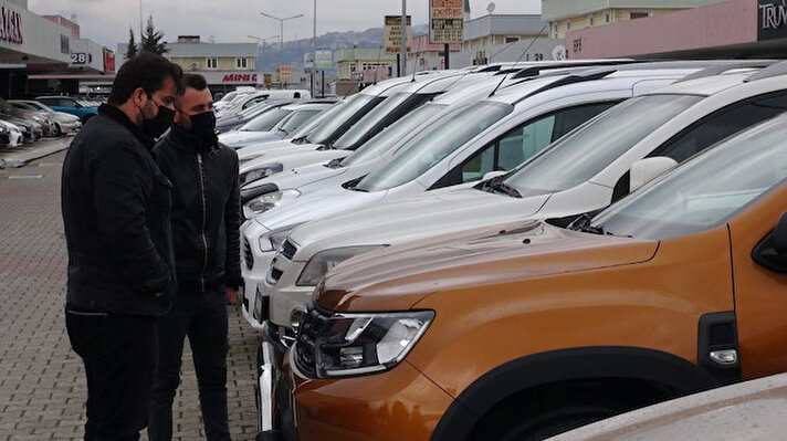 Pandemi döneminin başladığı ilk aylardan itibaren yükselmeye başlayan ikinci el otomobil fiyatlarında ibre tersine döndü. Yavaş yavaş düşen ikinci el otomobil fiyatlarından sonra uzun süredir durgunluğunu koruyan oto galeriler, müşterilerini ağırlamaya yeniden başladı.