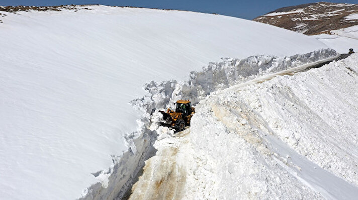 Geçen hafta kentin bazı bölgelerinde etkili olan kar yağışı ve tipi nedeniyle Van- Bahçesaray kara yolu da ulaşıma kapandı. 