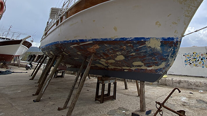 Türkiye'nin gözde turizm merkezlerinden Kaş'ta kış mevsiminde limandan karaya çıkartılan teknelerin bakım ve onarım çalışmaları tamamlandı.