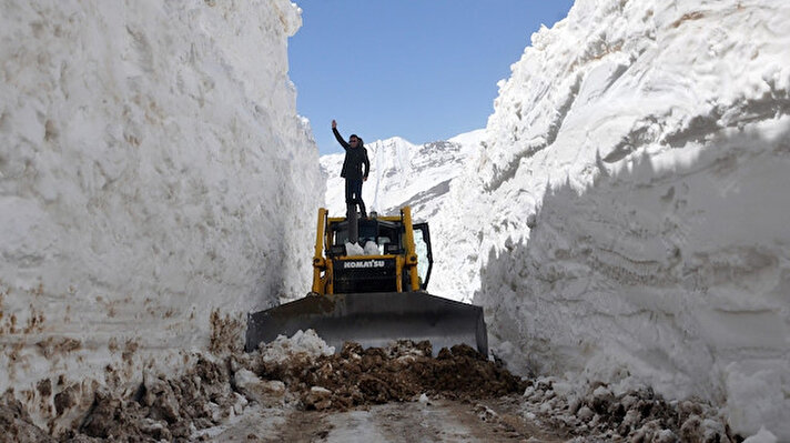 Yüksekova ilçesinde nisan ayına rağmen Mergezer Yaylası’nda kardan oluşan tüneller şaşırtırken, karla mücadele çalışması ise yoğun bir şekilde devam ediyor.