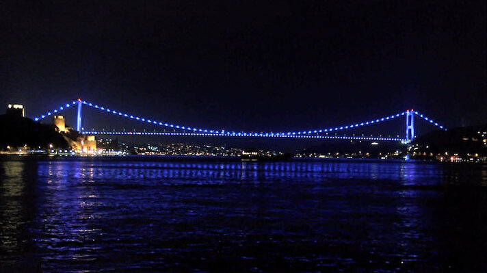 2 Nisan Dünya Otizm Farkındalık Günü kapsamında Yavuz Sultan Selim Köprüsü ve Fatih Sultan Mehmet Köprüsü mavi ışıkla aydınlatıldı.