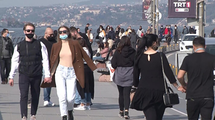 İstanbul’da havanın sıcak olmasıyla birlikte çok sayıda kişi sokağa çıkma kısıtlamasında Kız Kulesi Sahili‘nde toplandı. 