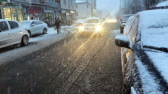 Ardahan’da etkili olan soğuk hava nedeniyle kent merkezinde kar sürprizi yaşandı.
