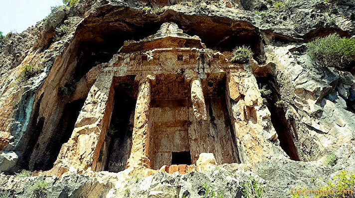 Ortaca'nın Dalyan Mahallesi'nde etrafı kaya mezarları ile çevrili, 3 bin yıllık tarihe sahip antik kent Kaunos, yerli ve yabancı ziyaretçilerden ilgi görüyor.