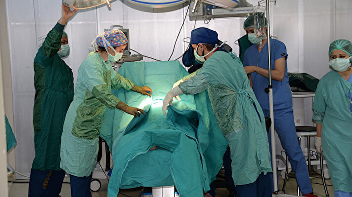Dicle Üniversitesi Hastaneleri'nde uygulanmaya başlayan kök hücre tedavisine ilgi her geçen gün artıyor. Türkiye'nin birçok ilinde ortopedik rahatsızlıkları olan hastalar, Diyarbakır'a gelerek ağrısız bir şekilde ameliyata gerek kalmadan kök hücre modeliyle tedavi olup aynı gün içerisinde taburcu ediliyor.