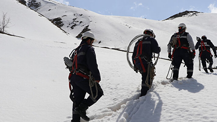 
Van, Hakkari, Muş ve Bitlis'te özellikle kış mevsiminde zor şartlarda görev yapan VEDAŞ arıza ekipleri, bir taraftan kış koşulları, bir taraftan da zorlu coğrafi koşullarla mücadele ediyor. Vatandaşlar kış mevsiminde elektriksiz kalmasın diye 850 personel, 150 araçla zorlu coğrafi koşullara sahip bölgede kar, fırtına ve tipiye rağmen at sırtında, kar motoru ve paletli araçlarla ya da yaya olarak arızaya ulaşıyor.
