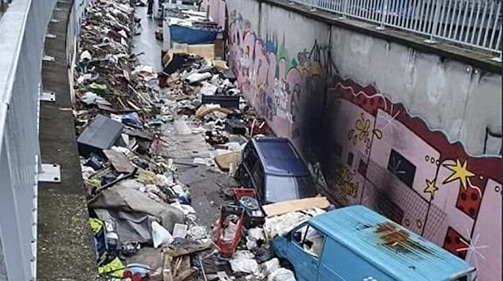 Fransa'nın başkenti Paris, çöp manzaralarıyla gündemde. Sosyal medyada paylaşılan görüntülerde, Paris'teki çöplükler dikkat çekti. Paris Belediye Başkanı Anne Hidalgo, kirlilik içindeki sokaklarda temizlik çalışması yapılmaması nedeniyle eleştiri oklarının hedefi oldu.
