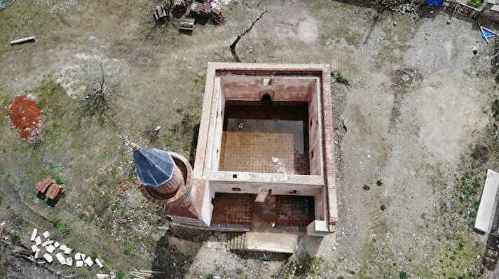 Karacabey’e bağlı Uluabat köyünde 1408 yılında yaptırılan Valide Sultan Camii 18 ay evvel restorasyona alındı. Caminin minaresi ve duvarlarının restorasyonu bitirilirken, çatısının onarımı bitirilemedi. Cami bir yıldan fazla süredir çatısı olmadan restorasyon yapılmayı bekliyor. Cemaat restorasyon çalışmaları duran caminin onarımının tekrar başlamasını istiyor.