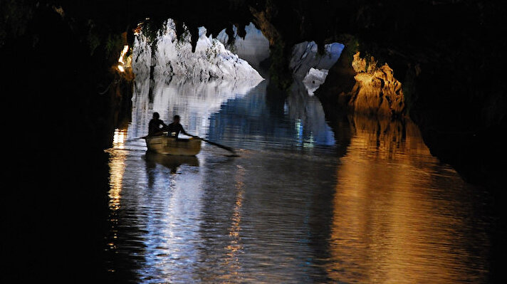 Son 5 yıldır Antalya Büyükşehir Belediyesi şirketlerinden ANSET tarafından işletilen ve Antalya'nın İbradı ilçesi Ürünlü Mahallesi sınırlarında bulunan Altınbeşik Mağarası, milyonlarca yıllık sürecin izlerini taşıyor. 
