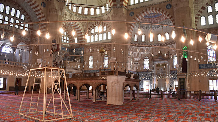 Edirne'de Mimar Sinan'ın, 'Ustalık eserim' dediği, UNESCO Dünya Miras Listesi'nde bulunan Selimiye Cami, ramazan ayında yerli ve yabancı binlerce kişinin ziyareti için koronavirüs tedbirlerine hazırlanıyor.