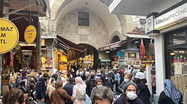 11 ayın sultanı Ramazan’a sayılı günler kala alışveriş yapmak için Eminönü’nün yolunu tutan vatandaşlar yoğunluğa neden oldu. Ramazan hazırlıkları yapan gurbetçilerin tercihi de Eminönü oldu. İftariyelik ve sahurluk alan vatandaşların oluşturduğu yoğunluk drone kameralarına yansıdı. Binlerce kişinin yöresel ürünler almak üzere akın ettiği Fatih Kadınlar Pazarı ise boş kaldı.