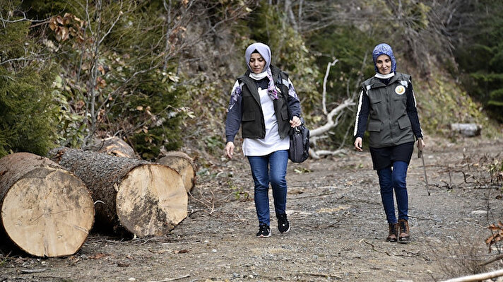 Gümüşhane’nin kadın orman muhafaza memurları olan Sema Nur Köse ve Fadime Çolak Kürtün ilçesindeki iki ayrı orman şefliğinde gündüz hayallerindeki meslekleri icra edip akşam eve gittiklerinde çocuklarına bakıyor.