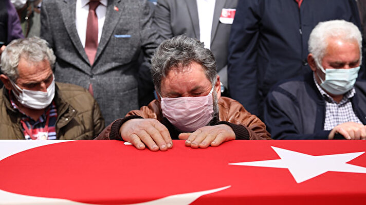 Konya'da dün kaza kırıma uğrayan, Hava Kuvvetleri Komutanlığı’nın akrobasi timi Türk Yıldızları'na ait NF-5 tipi uçakta şehit olan Hava Pilot Yüzbaşı Burak Gençcelep için memleketi Trabzon’da cenaze töreni düzenlendi.
