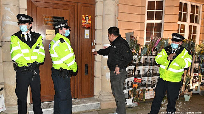Myanmar’ın Londra Büyükelçisi Kyaw Zwar Minn'in, askeri ataşe tarafından elçilik binasına girişi engellendi.