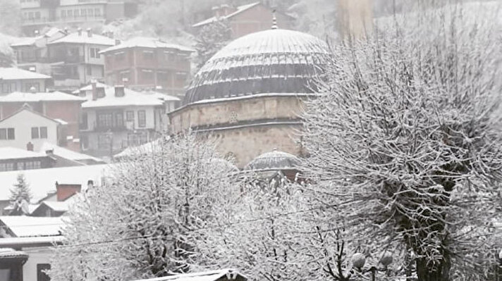 
Kosova ilkbaharda ani sıcaklık düşüşüyle karşı karşıya kaldı. Ülkede etkili ola kar yağışı sonrası Prizren kentindeki caddeler beyaza büründü. Kentte kartpostallık manzaralar oluştu.
