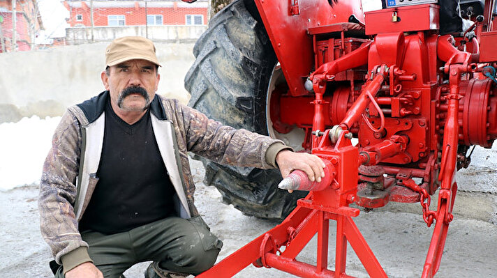 Gökçebey’e bağlı Muharremler köyünde yaşayan emekli maden işçisi Hüseyin Eroğlu, orman işçilerinin ağaçları budama ve kesme işlerinde yaşadıkları zorlukları görünce makine yapmaya karar verdi. Evinin altını atölyeye çeviren Eroğlu, traktörüne otomobil şaftı ekleyerek atık malzemelerden makine yaptı. Makineyi traktörün arkasına monte eden Eroğlu, ormanda çalışan 10 kişinin işini makinesiyle yapmaya başladı. 