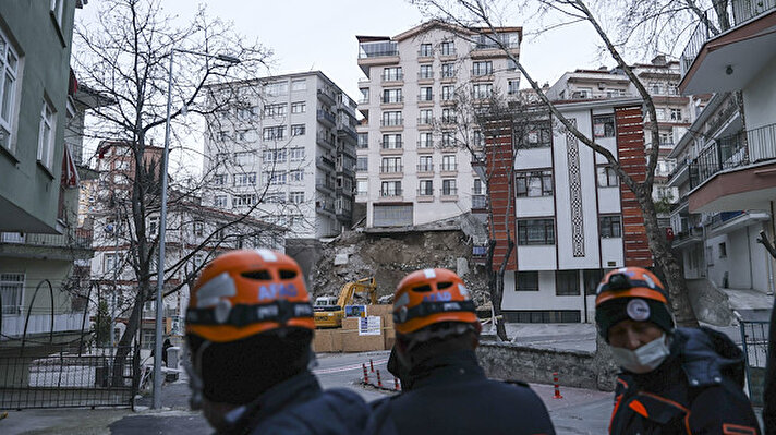  İçişleri Bakanı Süleyman Soylu, Ankara'da temelinde boşluk olduğu için çökme tehlikesi bulunan binanın yukarıdan makaslanarak yıkılacağını söyledi.