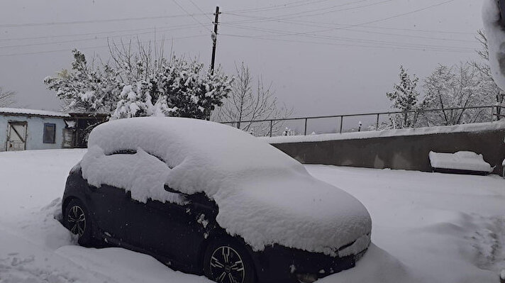 Türkiye’nin birçok ilini etkisi altına alan soğuk hava dalgası Samsun’da kara kış olarak yansıdı. Özellikle iç kesimlerde ve yükseklerde etkisini arttıran kar yağışı, bazı kırsal mahallelerde yolların kapanmasına neden oldu. Samsun Büyükşehir Belediyesi Fen İşleri Dairesi ekipleri ise Nisan ayında yağan kar ile mücadelesini sürdürüyor. Yoğun kar yağışının ardından 17 ilçede 61 mahalle yolu ulaşıma kapandı. Büyükşehir Belediyesi Fen İşleri Dairesi Başkanlığı ekiplerinin çalışmaları neticesinde yollar, yeniden ulaşıma açıldı.