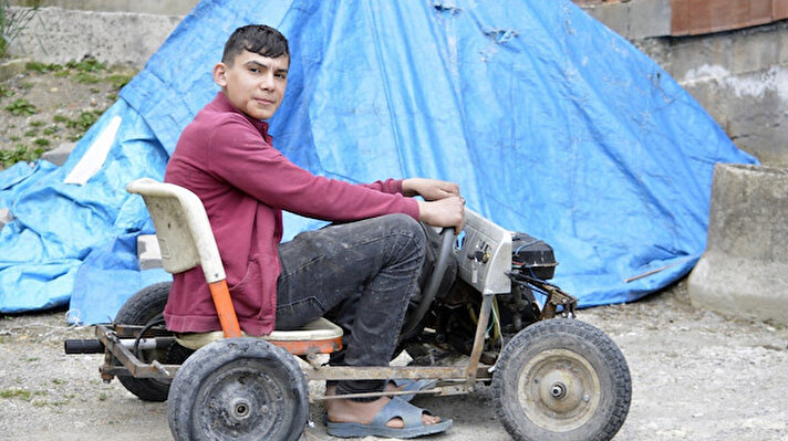 Giresun’un Tirebolu ilçesinde daha önce ağaç motorunu kullanarak moto-bisiklet yapan Atakan Zambak bu defa da çamaşır makinesi ve hurda parçaları bir araya getirip jeneratör motorunu da kullanıp 4 tekerlekli araç yaparak hayallerini gerçekleştirdi. Yaptığı araca da Atakan 28 ismini verdi.