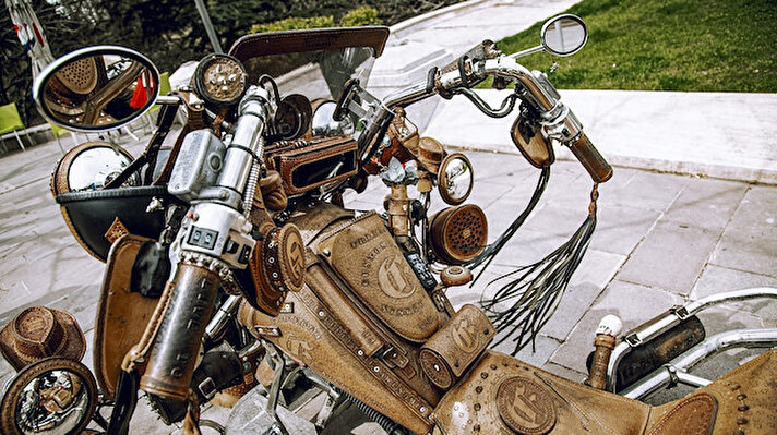 Kişiye özel deri tasarımı işiyle uğraşan 56 yaşındaki Erkan Bostancı, iş aşkıyla motosiklet aşkını birleştirince görenleri kendisine hayran bırakan bir motosikleti ortaya çıkardı. Motosiklette bulunan her bir detayı kendi el emeğiyle oluşturdu. Gerçek tüfek dipçiğinden şemsiye bile yapan Bostancı, dünyada başka örneği bulunmayan farklı görünüm tarzıyla dikkat çeken motosikletiyle görenlerin ilgisini çekiyor. Bostancı’nın ayrıca yine kendi tasarımı olan maske ve kaskı da bulunuyor. İhlas Haber Ajansı’na konuşan Erkan Bostancı, "Satmak için bir şey yapmadığın için fiyat da belirleyemiyorsun. Bana kalsa satmam. Çok feci para isterim satacak olsam. Dünyada bir ikincisi yok. Bu tasarımda bu konseptte bir ikincisi yok" ifadelerini kullandı.