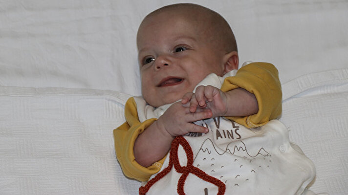 Manisa'nın Turgutlu ilçesinde yaşayan 25 yaşındaki Rümeysa Ünlütaş, yüksek tansiyon hastalığı nedeniyle bebeğini 17 Eylül'de, İzmir'de bulunan bir özel hastanede, 29 haftalık olarak dünyaya getirdi. Rümeysa-Bahadır Ünlütaş çifti bebeklerine, "Ali Doğan" ismini verdi.