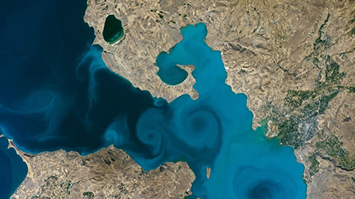 NASA, 20 yılı aşkın sürede Uluslararası Uzay İstasyonu’nda (ISS) görev yapan astronotlar tarafından çekilmiş dünya fotoğraflarının yer aldığı bir yarışma başlattı. Astronot Kate Rubins tarafından 2016 yılında Uluslararası Uzay İstasyonu’nun yörüngesinde dolanırken, dünyanın en büyük sodalı gölü olan Van Gölü’nün eşsiz bir fotoğrafını çekti. ‘Dünya Turnuvası’ isimli online yarışmada Van Gölü’nün uzaydan çekilmiş fotoğrafı, bu kez 4 turda 30 fotoğrafı eledi.