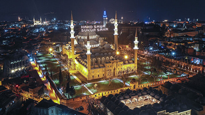 Tarihi Ulu Camii'nin minarelerine "Şifa Ayı Ramazan" yazılı mahya asıldı.