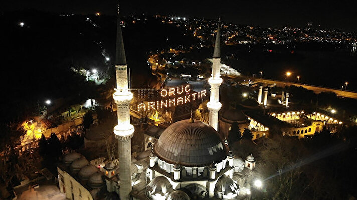 İstanbul’da camiler 11 ayın Sultanı Ramazan ayının başladığı gece itibariyle mahyalar ile süslendi.