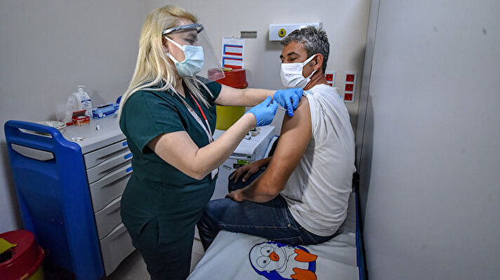 32 aşı odasıyla her gün 1000’in üzerinde kişiye Sinovac ve Biontech aşılarının uygulandığı Kepez Devlet Hastanesi’nde iftar sonrasında saat 22.45’e kadar aşılama işlemi devam ediyor. Oruçlarını açan veya işlerinden yeni çıkan vatandaşlar akşam saatlerine aldıkları randevularına gelerek aşı oluyor. 