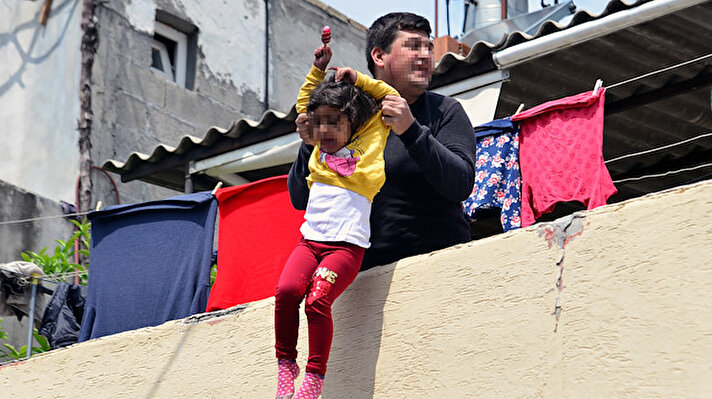 Merkez Seyhan ilçesi Tellidere Mahallesi'nde psikolojik sorunlar yaşadığı belirtilen Mustafa A, tek katlı müstakil evde eşi Eda ve 4 yaşındaki kızı Ela A'yı rehin aldı.

