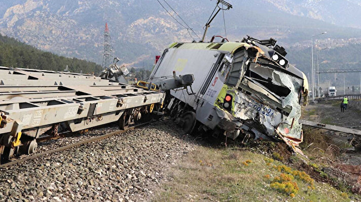 Ankara-Niğde istikametindeki iki yük treni, henüz belirlenemeyen nedenle Pozantı ilçesinde çarpıştı.