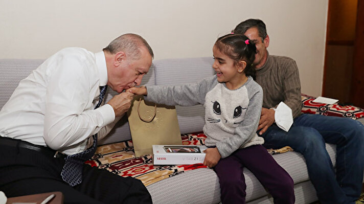 Cumhurbaşkanı Erdoğan ve eşi Emine Erdoğan, evinde ziyaret ettikleri 3 çocuklu bir aileyle iftar yaptı.