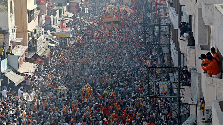 Hinduizm geleneklerine göre kutlanan dini bayramda sosyal mesafe kuralları hiçe sayılırken, sokaklarda da insanların iç içe olduğu görüldü. 
