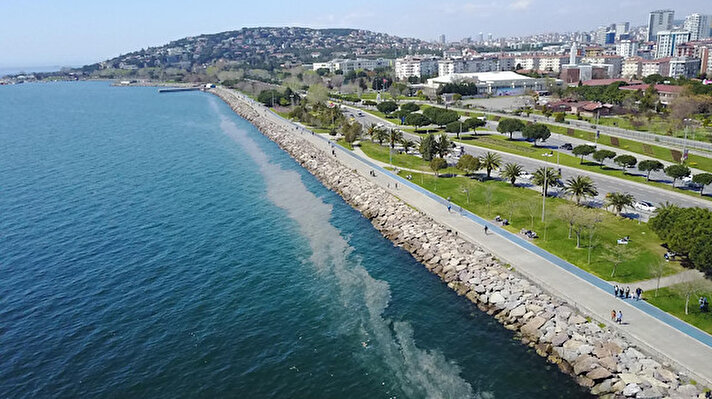 Kartal sahilinde 3 gündür görülen deniz salyası çevre sakinlerinin endişelenmesine neden oldu.