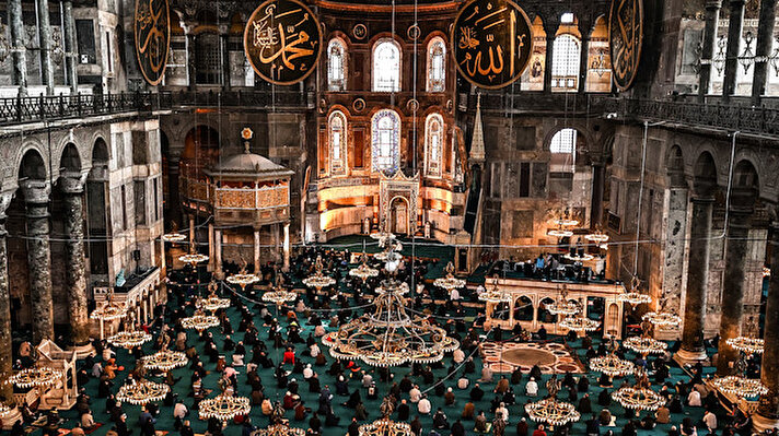  Ayasofya-i Kebir Camisi'ne gelenler, 11 ayın sultanı ramazanın ilk cuma namazını burada kılmanın mutluluğunu yaşadı. 