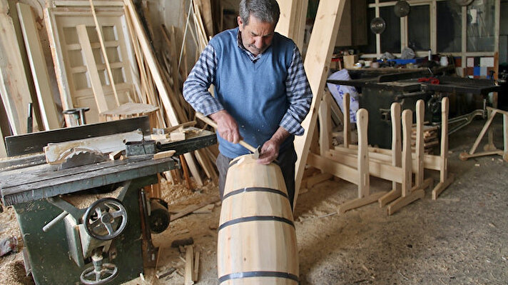 Ağrı’da Sanayi Sitesinde bulunan atölyesinde babasından öğrendiği meslek olan marangozluk mesleğini yapan 63 yaşındaki Hikmet Elkatmış, 15 yaşından beri ahşap yayık yapıyor. Teknolojiye direnen ve büyük bir emek verilerek yapılan yayıklar, Türkiye’nin dört bir yanından talep görüyor. 
