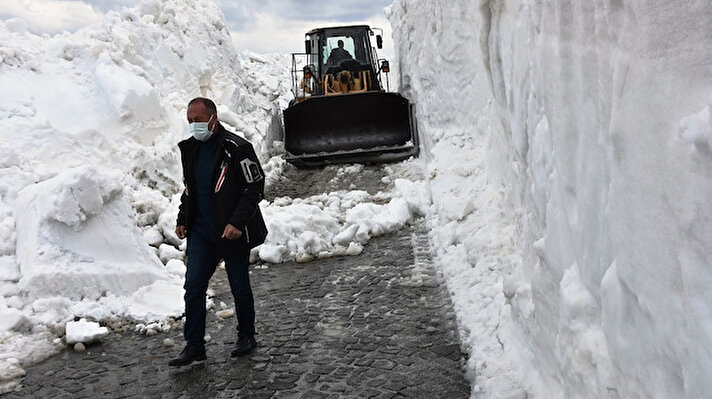 Tatvan'a 13 kilometre mesafede bulunan, dünyanın ikinci, Türkiye'nin en büyük krater gölünün yolunun ulaşıma açılması için İl Özel İdaresi ekipleri, karla mücadele çalışmalarına devam ediyor.