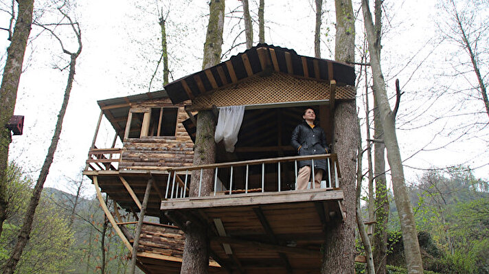 İlçenin Taşçılar Mahallesi'nde marangoz olan Kadir Aksoy, koronavirüs nedeniyle kalabalıktan uzak kalabilmek için ormanda ağaçlar üzerine ev yapmaya karar verdi. 