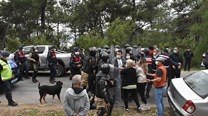 Muğla’nın Menteşe ilçesi kırsal Sarnıç Mahallesi’ndeki günübirlik tatilcilerin uğrak mekanı Akbük koyunda kesinleşmiş yıkım kararı bulunan 32 binanın eklenti ve kaçak bölümlerinin yıkımı başladı. Yıkım öncesi vatandaşlar Akbük koyunun girişine barikat kurdu.