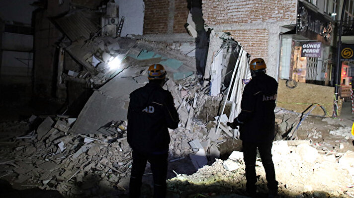 İslice Mahallesi İslice Sokak'ta hafta sonu bir inşaatın temel kazma çalışmaları sırasında hasar gördüğü öne sürülen iki katlı bina çöktü.