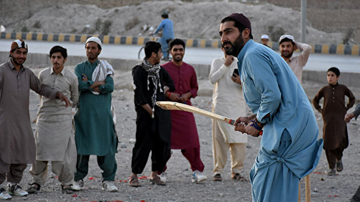 Pakistan'ın en batısında bulunan Belucistan Eyaleti'ndeki Ketta kentinde gençler ramazanda vakit geçirmek için boş alanlarda kriket oynuyor.