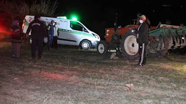 Olay, akşam saat 20.30 sıralarında merkeze bağlı Morcalı köyünde yaşandı. Edinilen bilgiye göre, köyün Boyalık mevkisindeki bağına kullandığı 38 D 2971 plakalı traktörle çalışmaya giden Mehmet Kara (61), akşam eve dönmemesi üzerine telaşlanan yakınları bölgeye bakmaya gitti. 