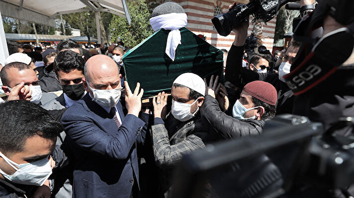 Hüsnü Bayramoğlu'nun oğlu Hıfzı Bayramoğlu ve yakınları, Eyüpsultan Camisi'nde cenaze namazı öncesi taziyeleri kabul etti. 