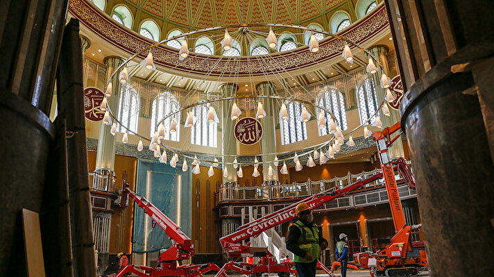 Taksim'de yapılan ve Ramazan ayının son cuma günü ibadete açılması planlanan caminin inşaatında sona yaklaşıldı. Caminin 12 metre çapında, 20 metre yüksekliğindeki 60 ışıklı dev avizesi takıldı. Avizenin elektrik testleri yapıldı.
