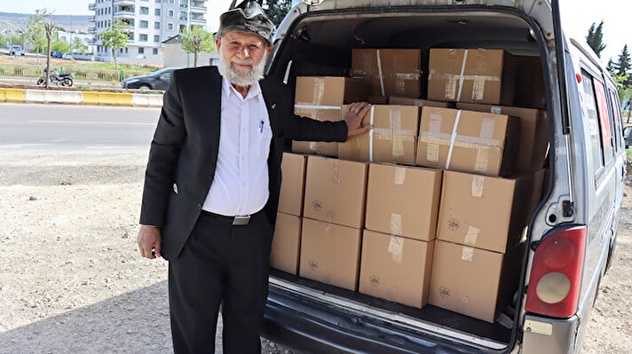 "Elmacı Dede" olarak bilinen Muhammet Yılmaz, hayırseverlerin desteğiyle topladığı 376 gıda kolisini iki minibüsle Fırat Kalkanı Harekatı ile terör örgütü DEAŞ'tan temizlenen Suriye'nin Çobanbey bölgesine ulaştırmak için yola çıktı.
