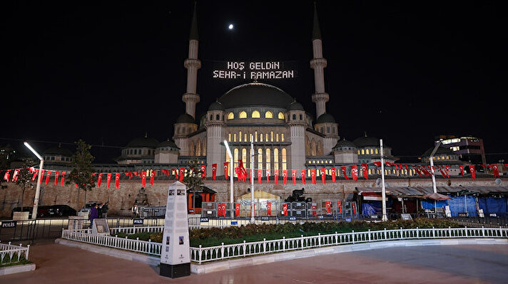 Taksim'de yapımı devam eden caminin minarelerine "Hoş Geldin Şehr-i Ramazan" yazılı mahya asıldı.