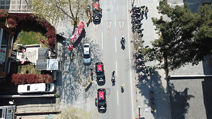 İstanbul Emniyet Müdürlüğü ekipleri, 23 Nisan Ulusal Egemenlik ve Çocuk Bayramı münasebetiyle "23 Nisan Polis Korteji" düzenledi.